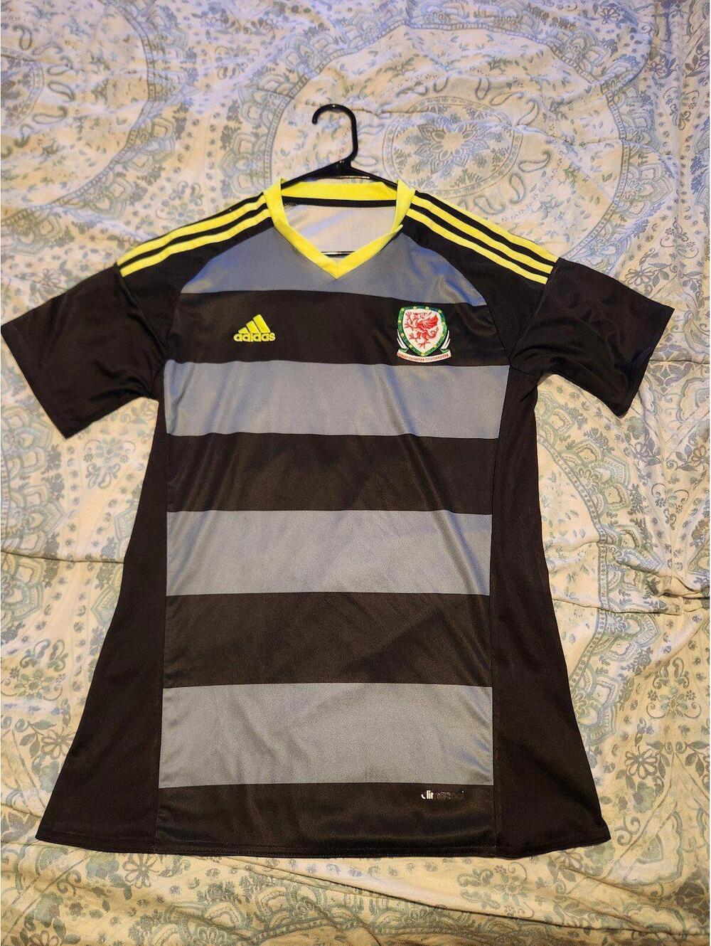 Wales 2016/2017 Euro Away Soccer Jersey Size M